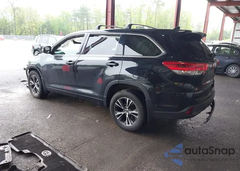 2018 Toyota Highlander Le Plus z USA, uszkodzony, nr VIN 5TDBZRFH2JS855104